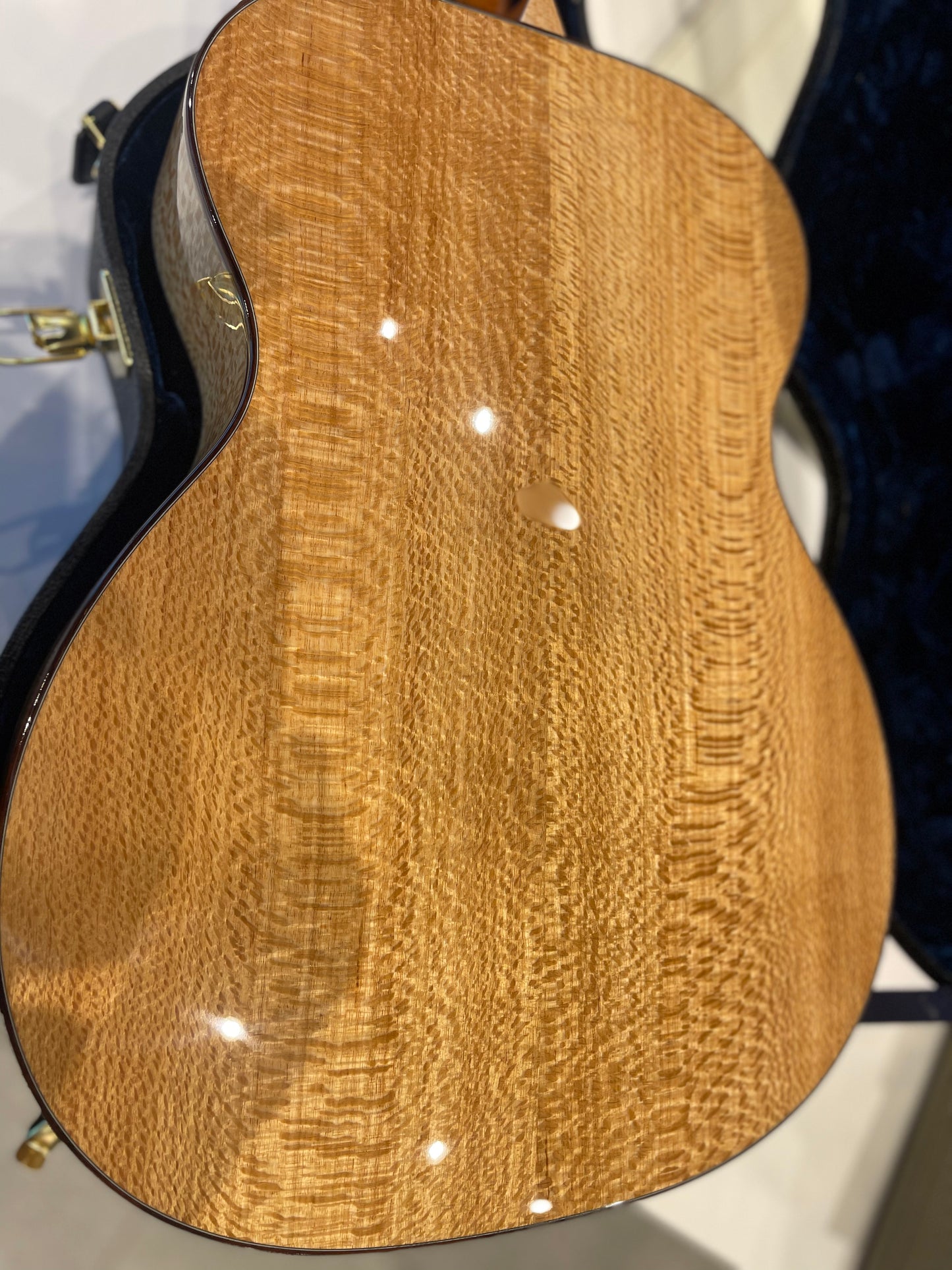 Larrivee OM-09-GR-0-0-A-0V-0-43 (Silver Oak Custom)